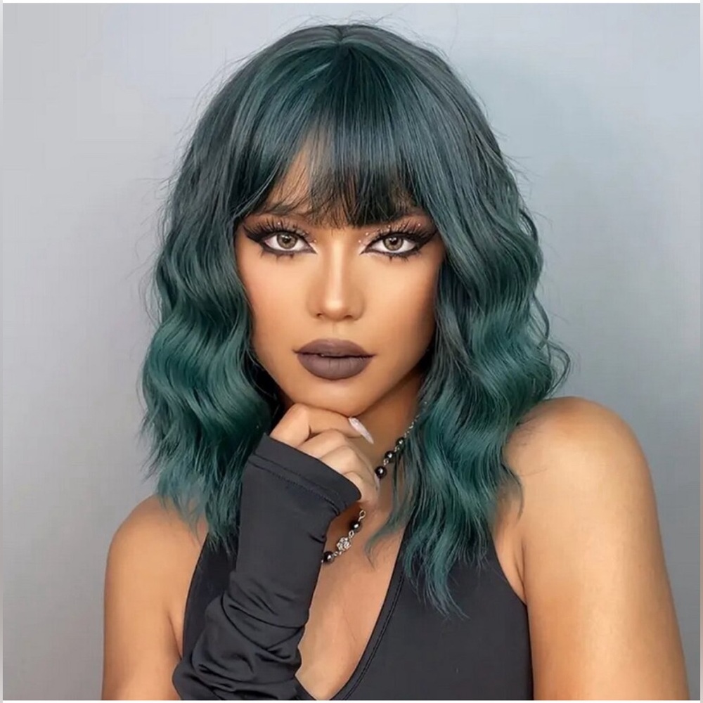 Short Mixed Green Wavy Wig Curly Synthetic Hair Wig with Bangs
